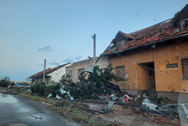 I zde jsou poničené domy,  popadané stromy. Místo vypadá jako po výbuchu | foto: Alena Hesová,  Český rozhlas