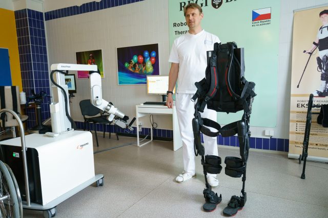 Robotický exoskelet nejen že pacientovi pomáhá s pohybem,  ale zlepší jeho celkový zdravotní stav | foto: Ondřej Manda
