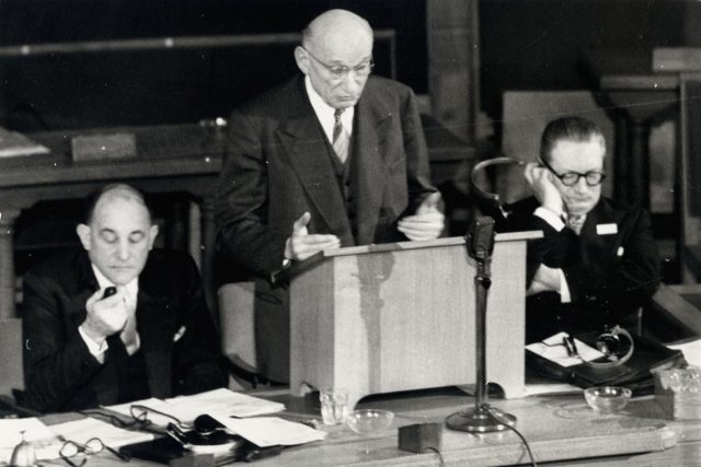 Francouzský ministr zahraničí Robert Schuman  (uprostřed). | foto: Keystone Pictures USA,  ČTK