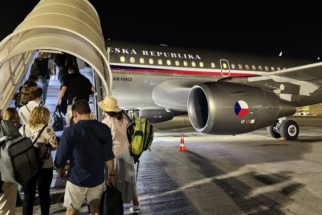 Do Prahy v noci na středu dorazilo letadlo s Lipavským a evakuovanými Čechy z Izraele | foto: Ministerstvo zahraničních věcí
