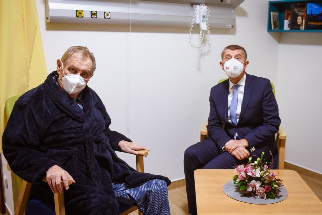 Andrej Babiš navštívil v nemocnici prezidenta Miloše Zemana | foto: Twitter mluvčího prezidenta Jiřího Ovčáčka