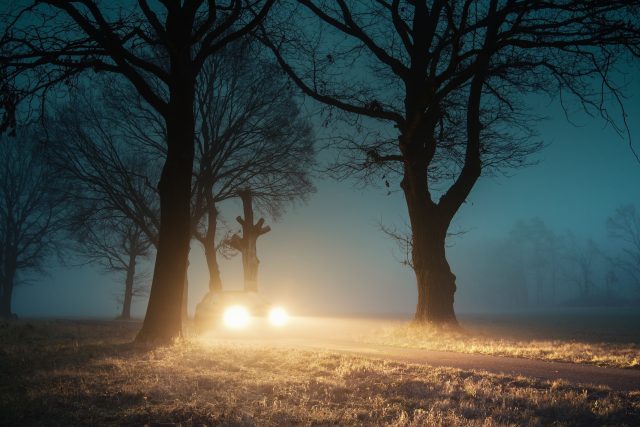 Auto v noci,  řízení v noci,  světla,  doprava  (ilustrační foto) | foto: Seaq68,  Pixabay,  CC0 1.0