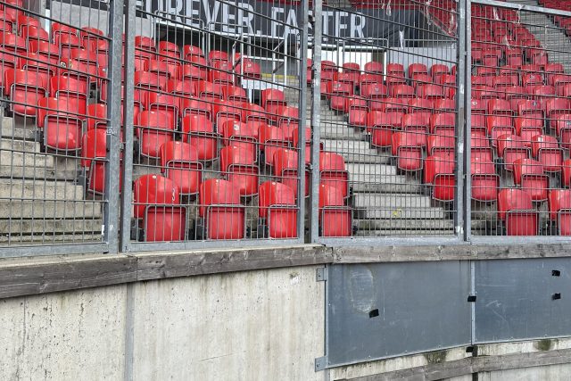 Plot před tribunou hostujících fanoušků na stadionu Slavie Praha | foto: Jaroslav Tvrdík