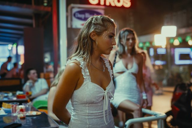 Mia McKenna-Bruce ve snímku Jak mít sex | foto: Film Europe