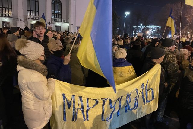 K útoku nedojde,  a pokud ano,  ukrajinská armáda nás ochrání,  věříme a děkujeme našim vojákům a spojencům,  provolávali Ukrajinci v Mariupolu těsně před začátkem války | foto: Martin Dorazín,  Český rozhlas