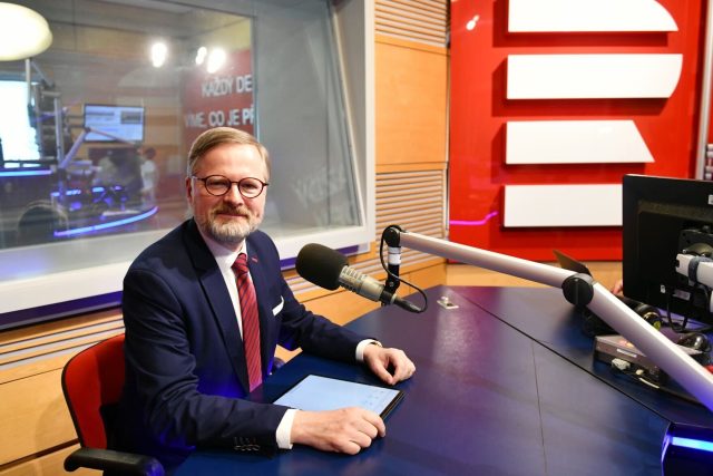 Premiér Petr Fiala ve studiu Radiožurnálu | foto: René Volfík,  Český rozhlas