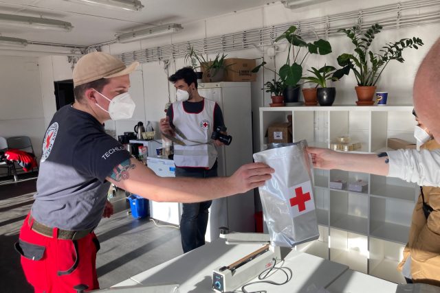 Ze skladu Červeného kříže v Chrudimi putuje zdravotnický materiál na Ukrajinu  | foto: Pavel Novák,  Český rozhlas
