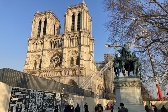 Opravy katedrály Notre-Dame pokračují i čtyři roky od požáru | foto: Martin Balucha,  Český rozhlas