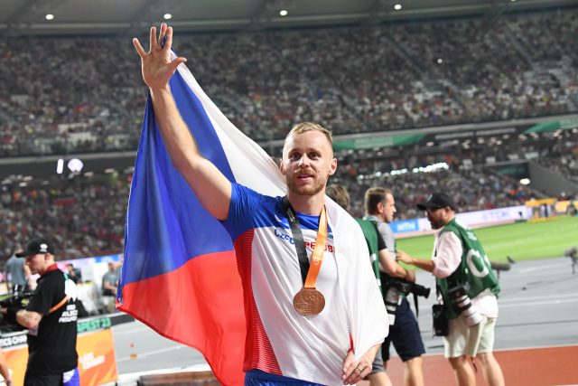 Jakub Vadlejch s bronzovou medailí z mistrovství světa v Budapešti | foto: Iva Roháčková,  ACS Dukla