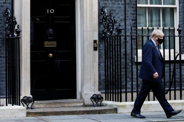 Britský premiér Boris Johnson před sídlem v Downing Street | foto: Reuters