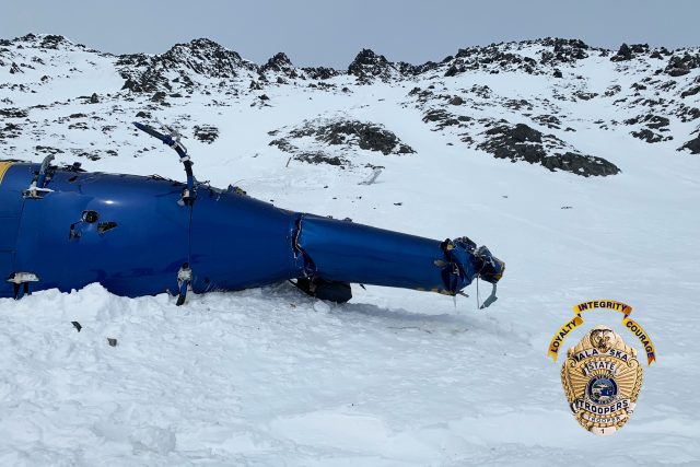 Fotografie zříceného vrtulníku,  ve kterém zahynul podnikatel Petr Kellner,  trenér a instruktor snowboardingu Benjamin Larochaix,  horský průvodce Gregory Harms,  horský průvodce Sean McManamy a pilot vrtulníku Zachary Russell | foto: Alaska Department of Public Safety