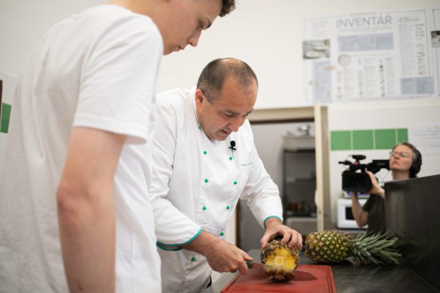 Bývalý šéfkuchař Michal Koch učí žáky na střední škole ve Znojmě | foto: Kateřina Lánská,  EDUin