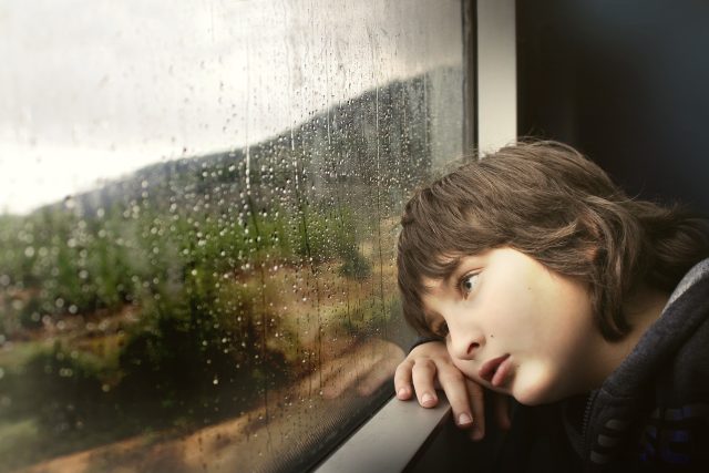 Dítě,  chlapec,  kluk,  hoch,  počasí,  déšť,  bouřka  (ilustrační foto) | foto: Shlomaster,  Pixabay License,  CC BY 1.0