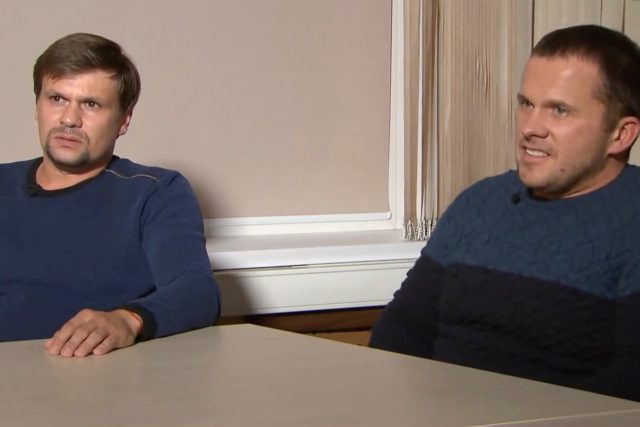 Agenti Anatolij Čepiga  (vlevo) a Alexandr Miškin během rozhovoru s ruskou televizí RT | foto: Profimedia