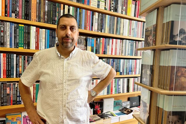 Mahmúd vede knihkupectví,  které před 40 lety založil jeho otec | foto: Jaromír Marek,  Český rozhlas