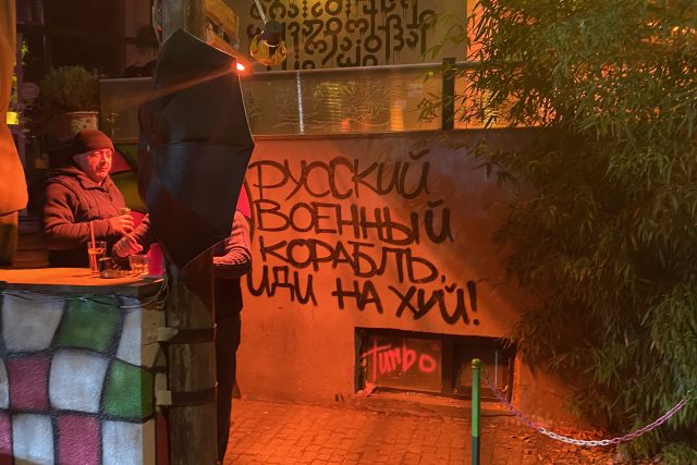 Na ruské návštěvníky hned u vchodu cílí nápis s dnes už okřídleným heslem o tom,  kam by měla zamířit ruská válečná loď | foto: Ivana Milenkovičová,  Český rozhlas