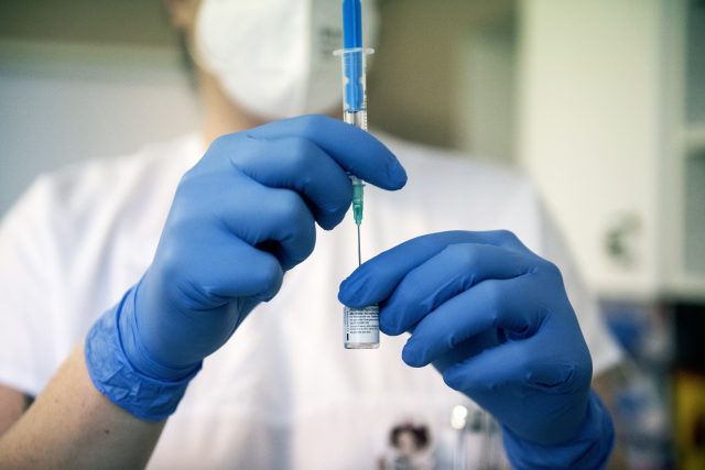 Jak funguje čínská vakcína,  kterou právě schvaluje EMA?  (ilustrační foto) | foto: Michaela Danelová,  iROZHLAS.cz