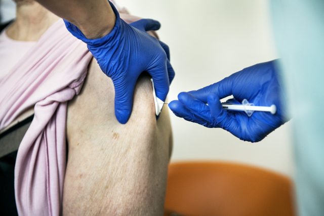 Naše chuť očkovat je velká. Jsme schopni naočkovat 50 tisíc lidí denně,  tvrdí praktický lékař | foto: Michaela Danelová,  iROZHLAS.cz