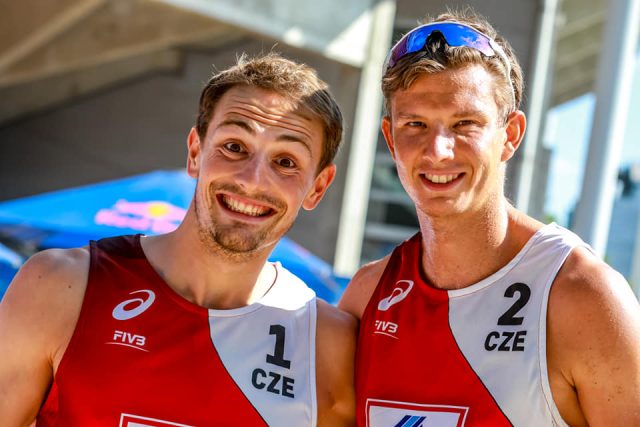 Čeští beachvolejbalisté Ondřej Perušič  (vlevo) a David Schweiner  (vpravo) | foto: Facebook Beachvolleyball team Perušič & Schweiner