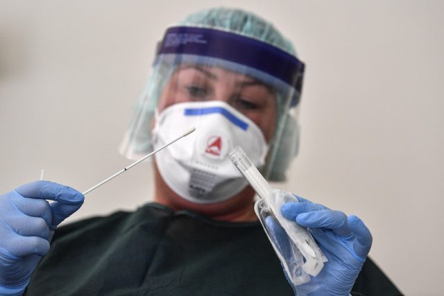 Testování na koronavirus v Německu | foto: Martin Meissner,  ČTK/AP