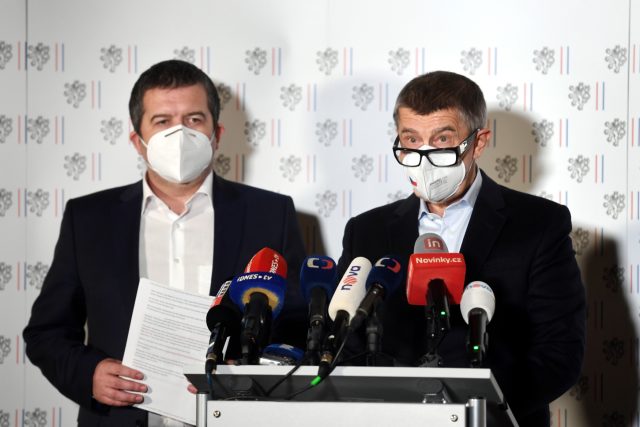 Premiér Andrej Babiš  (vpravo) a první místopředseda vlády Jan Hamáček vystoupili na mimořádné tiskové konferenci | foto: Michaela Říhová,  ČTK