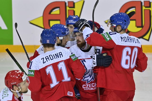 Čeští hokejisté slaví vstřelenou branku proti Bělorusku | foto: Vít Šimánek,  ČTK