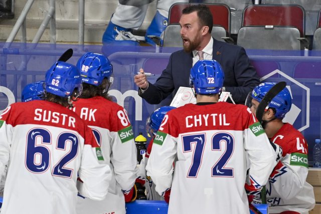 „Spoléhali jsme na to,  že bude Kubalíkova lajna dominovat,  ale bohužel se tak nedělo,  komentuje hru českého týmu ve Speciálu Radiožurnálu Sport trenér Filip Pešán | foto: Vít Šimánek,  ČTK