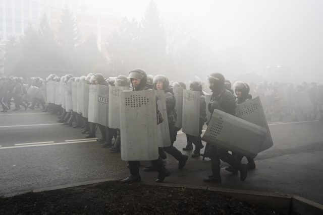Pořádková policie 5. ledna 2022 během nepokojů v Almaty,  největším městě Kazachstánu | foto: Vladimir Tretyakov,  ČTK / AP