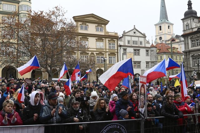 Demonstrace iniciativy Chcípl pes proti schválení vládní novely pandemického zákona sněmovnou | foto: Ondřej Deml,  ČTK