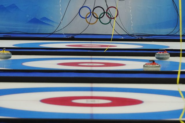 Poslechněte si celý rozhovor s prvními českými curlery,  kteří se probojovali na olympijské hry | foto:  Brynn Anderson,  ČTK / AP