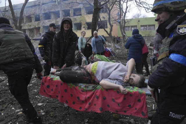 Těhotnou ženu zastihlo bombardování ruské armády přímo v nemocnici | foto: Evgeniy Maloletka,  ČTK / AP