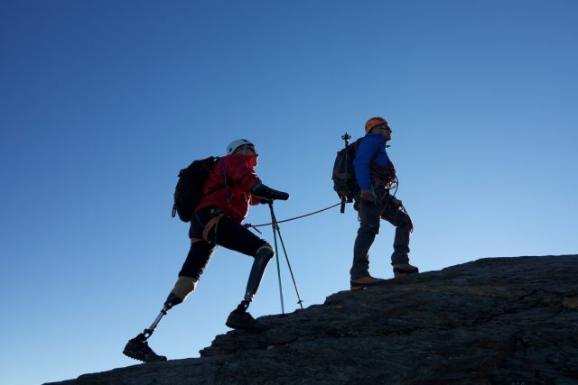 Horolezec Jamie Andrew zvládl bez rukou a nohou to,  na co řada lidí ani nepomyslí. Zdolal třeba Matterhorn nebo Kilimandžáro | foto: Archiv Jamieho Andrewa