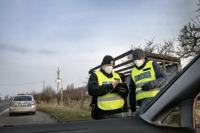Policistům kromě hlídání hranic okresu přibude kontrola karantény a izolace | foto: Michaela Danelová,  iROZHLAS.cz