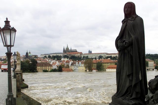 Rozvodněná Vltava pod Karlovým mostem v Praze při povodních v srpnu 2002 | foto: Reuters