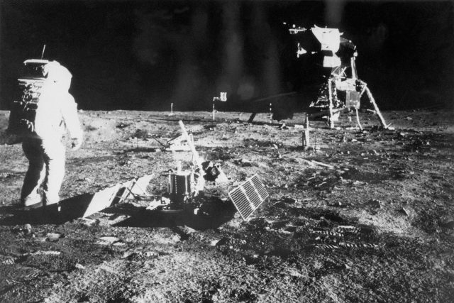 Jako první člověk vstoupil na povrch Měsíce 21. července 1969 Armstrong. Na snímku jeho kolega Buzz Aldrin | foto: Profimedia