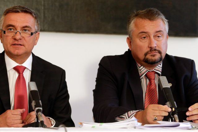 Kancléř prezidenta republiky Vratislav Mynář  (vlevo) a advokát Marek Nespala  | foto: Jan Handrejch / Právo,  Profimedia