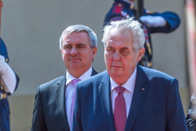 Prezident Miloš Zeman  (vpravo) se svým kancléřem Vratislavem Mynářem | foto: Petr Topič/MAFRA,  Profimedia