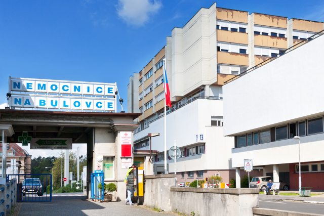 Nemocnice Na Bulovce nakoupila v letech 2016 a 2017 bez soutěže léky za 792 milionů korun | foto: Profimedia