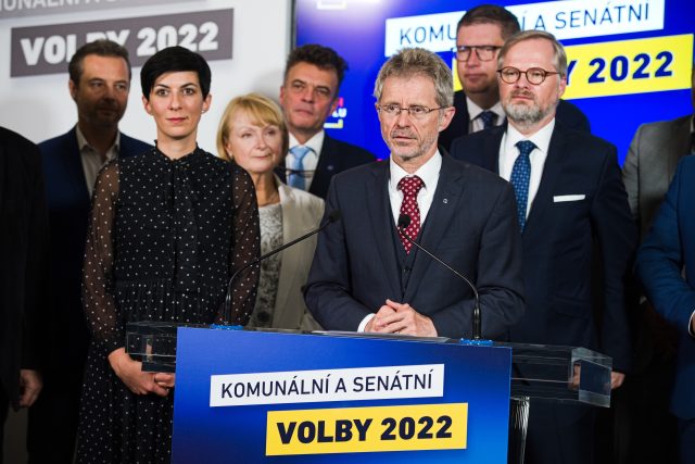 Miloš Vystrčil  (uprostřed),  lídři Spolu a další zvolení senátoři za koalici středopravicových stran | foto: Patrik Uhlíř,  ČTK