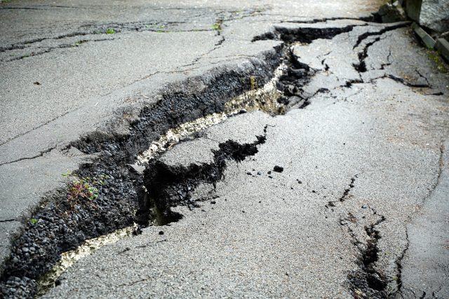 Zemětřesení,  trhlina,  silnice  (ilustrační foto) | foto: Evgeniya Sheydt/DP Photo,  Profimedia