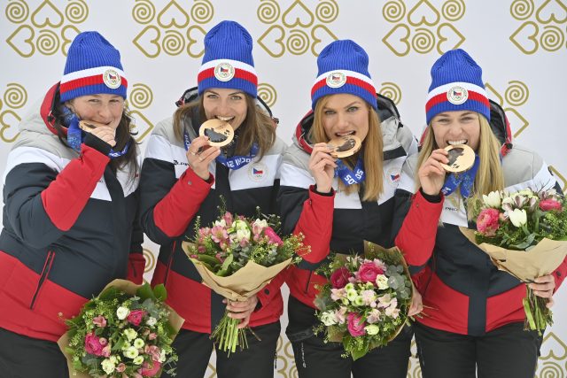 Biatlonistky Vítková,  Landová,  Soukalová a Puskarčíková převzaly medaile ze Soči 2014 | foto: Luboš Pavlíček,  ČTK