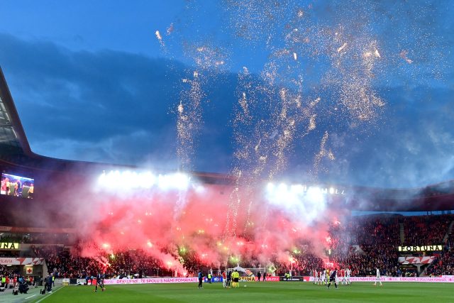 Pyroshow před fotbalovým zápasem Slavia Praha - Viktoria Plzeň | foto: Profimedia