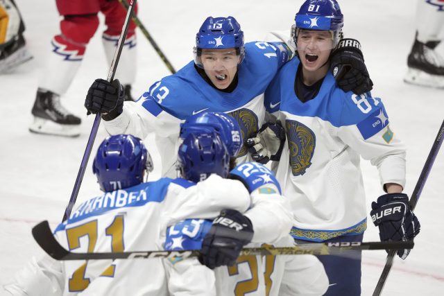 Hokejisté Kazachstánu slaví gól | foto: Roman Koksarov,  Profimedia