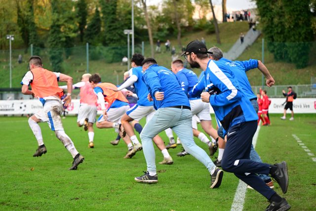 Fotbalisté Devínské Nové Vsi se radují z postupu přes prvoligový Trenčín | foto: IMAGO sportfotodienst,  ČTK