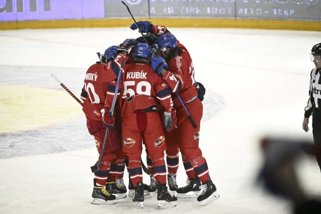 Čeští hokejisté slaví výhru nad Švýcarskem | foto:  ČTK/AP