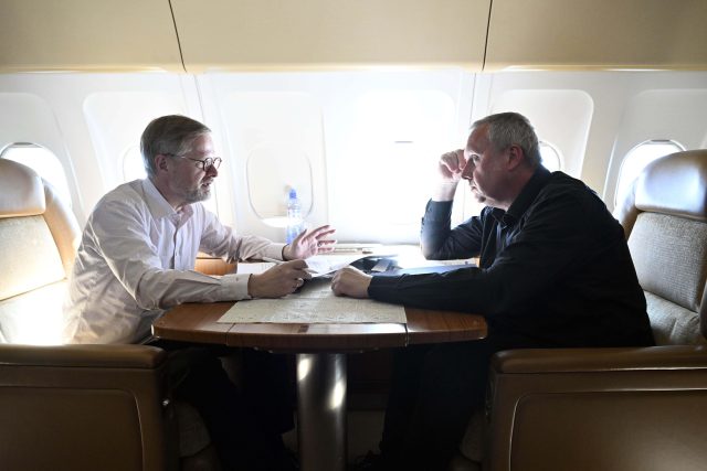 Premiér Petr Fiala s poradcem Tomášem Pojarem v letadle na cestě do USA | foto: Kateřina Šulová,  ČTK