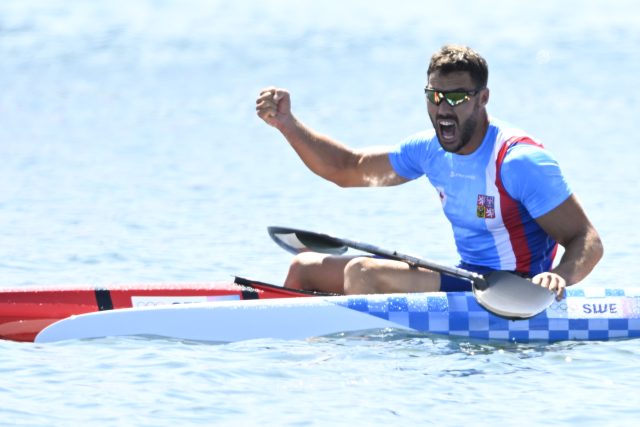 Josef Dostál slaví vítězství na olympiádě | foto: Ondřej Deml,  ČTK