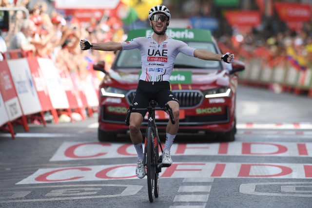 Adam Yates v cíli 9. etapy Vuelty | foto: Jorge Guerrero,  AFP / Profimedia