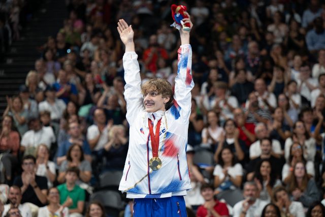 Český plavec David Kratochvíl slaví paralympijskou medaili ze závodu na 400 metrů volným způsobem | foto: Ian Rice,  AFP / Profimedia