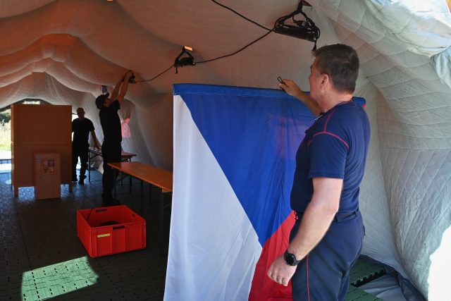 Hasiči v obci Široká Niva v Moravskoslezském kraji připravili provizorní volební místo pro krajské a senátní volby | foto: Jaroslav Ožana,  ČTK